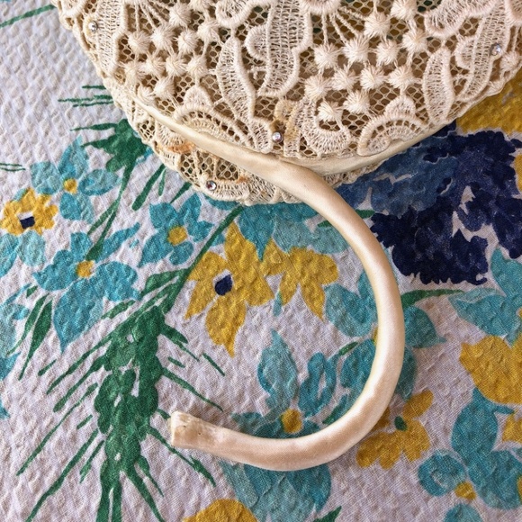 VTG 1950s Off White Lace Hat Calot Style with Antenna OS main image 10